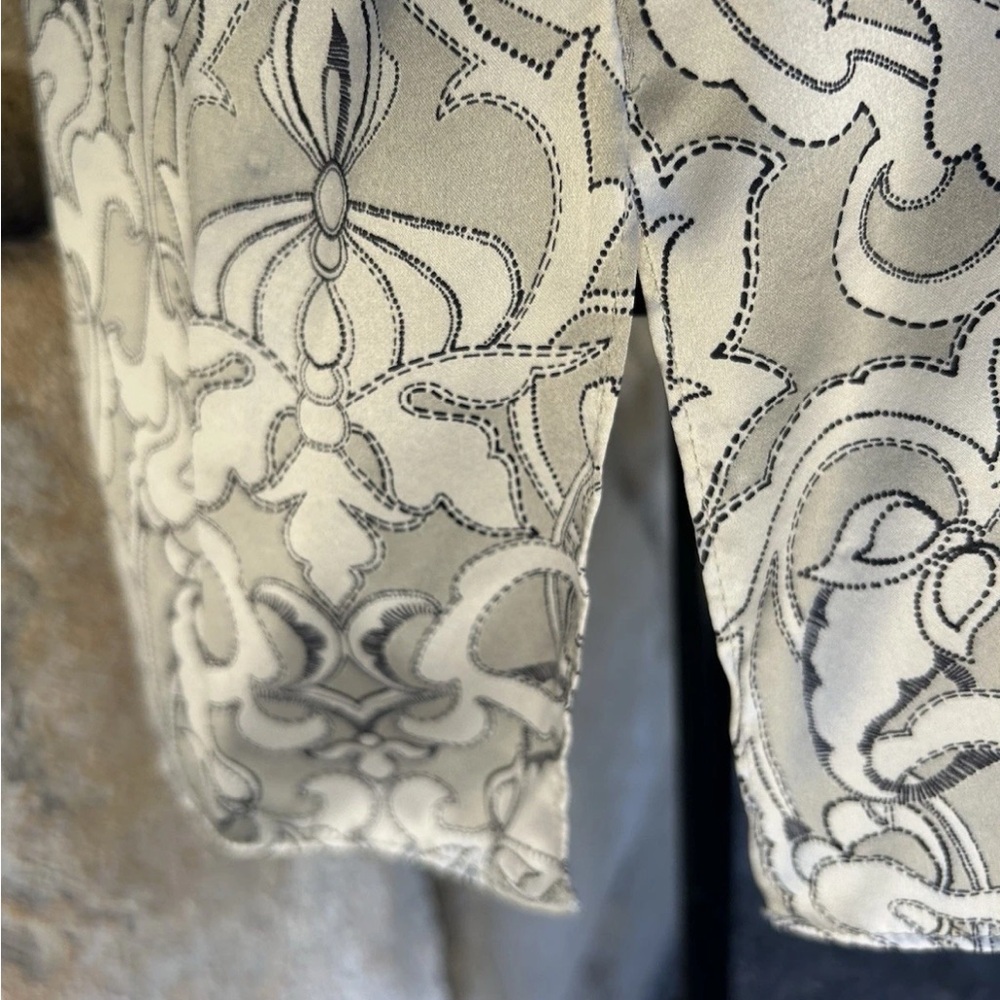 Tyler Boe Silk Tunic Top Large Light Gray Ivory Medallion Print Ruffled Collar - Picture 7 of 10